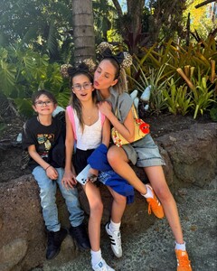 alix_earle posts 2025-03-21 03.35 DHb_JM4RSei_13_14 485183888_18493473091029152_4894774894481440647_n.jpg