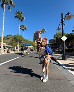 alix_earle posts 2025-03-21 03.35 DHb_JM4RSei_5_14 485365084_18493473007029152_6514554407920102249_n.jpg