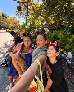 alix_earle posts 2025-03-21 03.35 DHb_JM4RSei_7_14 485435183_18493473028029152_907826786083264666_n.jpg