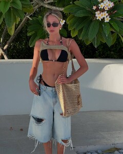 alix_earle posts 2025-04-25 02.45 DI2BLXLREuL_3_6 491167100_18500528653029152_1408911775675633545_n.jpg