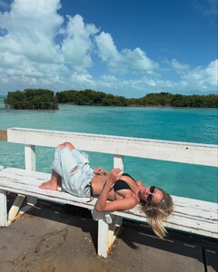 alix_earle posts 2025-05-01 06.49 DJF59Rbx_bE_7_18 495097579_18501674740029152_8057868970855329960_n.jpg