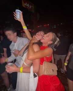 alix_earle posts 2025-05-19 04.58 DJ0DjHgRSIv_14_18 499615553_18504989752029152_7903087341942102787_n.jpg