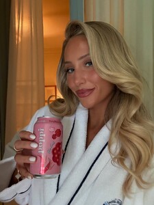 alix_earle posts 2025-06-21 02.06 DLIuDhFoGC8_5_9 504389281_18511601923029152_4022882133036018336_n.jpg