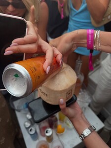 alix_earle posts 2025-07-28 04.37 DMoQwa1xL42_15_18 525497850_18518366470029152_700123586651227907_n.jpg