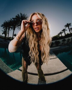 alix_earle tagged 2023-04-17 22.28 CrJRMKoJB3A_5_6 330206014_977484856596753_7438192322311691518_n.jpg