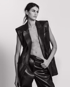 givenchy-fw25-women-campaign-digital-4x5-13-data (1).jpg