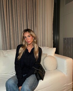 gorg.girls.world posts 2023-03-07 23.30 CpfznGFofTf_1_3 334451605_1217682068849465_996305702824244822_n.jpg