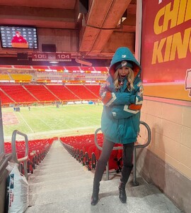 hotmess posts 2024-07-27 20.30 C97i5PXRpd__1_5 452778402_1224322075233980_2943879425193950142_n.jpg