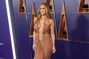 jennifer-lopez-2025-amas-style-highlights-las-vegas-10.jpg