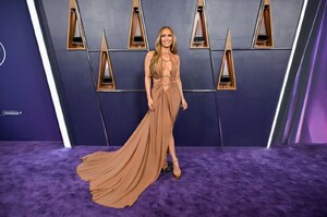 jennifer-lopez-2025-amas-style-highlights-las-vegas-11.jpg