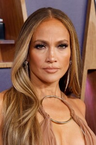 jennifer-lopez-2025-amas-style-highlights-las-vegas-2.jpg