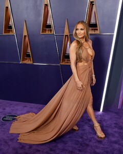 jennifer-lopez-2025-amas-style-highlights-las-vegas-6.jpg