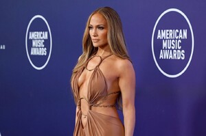 jennifer-lopez-2025-amas-style-highlights-las-vegas-9.jpg