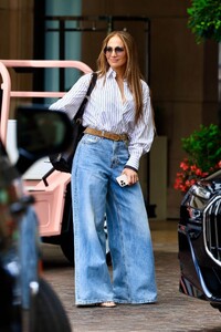 jennifer-lopez-maybourne-hotel-arrival-beverly-hills-1.jpg