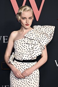 julia-garner-at-weapons-world-premiere-at-united-theater-on-broadway-in-los-angeles-07-31-2025-2.jpg