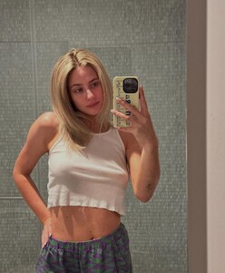 lili-reinhart-instagram-photos-07-24-2025-4.jpg
