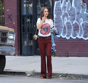 natalie-portman-embraces-retro-flair-on-good-sex-set-in-brooklyn-8.jpg