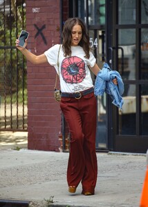 natalie-portman-embraces-retro-flair-on-good-sex-set-in-brooklyn-9.jpg