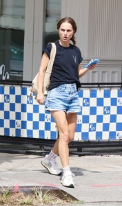 natalie-portman-unveils-elevated-street-style-in-nyc-6.jpg