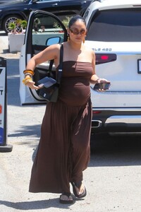 pregnant-vanessa-hudgens-arrives-at-jennifer-klein-s-day-of-indulgence-event-in-brentwood-08-10-2025-4.jpg