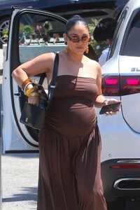 pregnant-vanessa-hudgens-arrives-at-jennifer-klein-s-day-of-indulgence-event-in-brentwood-08-10-2025-5.jpg