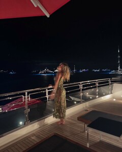 the.celebritiescloset.co posts 2025-01-04 19.52 DEaCeIdo-Y0_2_3 471999453_3521977494777599_6398650454712597223_n.jpg