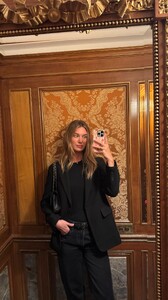 [2025.09.22] carolinelowe_3727401787608323890.jpg