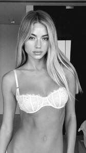 [2025.09.23] ellaayalon_3727916209389405840.jpg