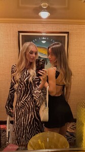 [2025.09.27] haileygrice_3731095295435084285.jpg