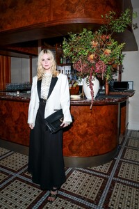 641067256_elle-fanning-coachxperfectparty-2025-09-15-9.jpg
