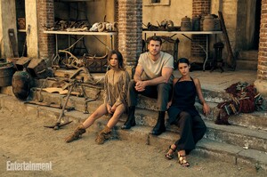 644481369_freya-allan-liam-hemsworth-anya-chalotra-for-entertainment-weekly-2025-2.jpg