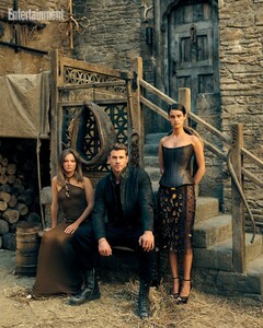 644481385_freya-allan-liam-hemsworth-anya-chalotra-for-entertainment-weekly-2025-4.jpg