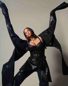 8188_tyra-banks-glamour-bulgaria-05.jpg