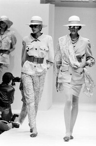 AFS-SoCole-MilaSchonSpring-1990-CoutureCollection   (7b).jpg