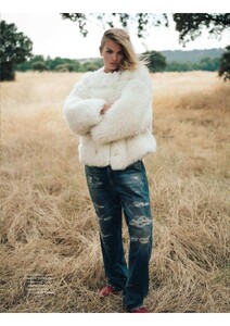 Elle España - Octubre 2025daph_page-0004.jpg