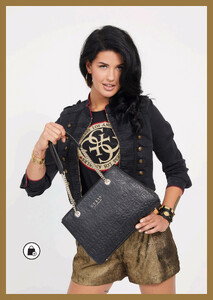 Guess EU Fall Winter Catalogue 2019_page_40 (LMakhu).jpg