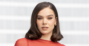 Hailee Steinfeld - Sports Illustrated Swimsuit [2025.04.18] Fashion.jpg