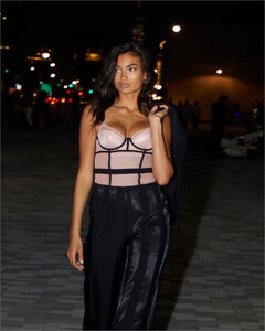 Kelly Gale - Victoria's Secret [2019.09.06].jpg
