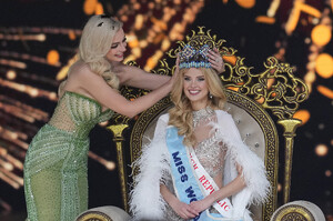 KrP - Miss World 2022 Karolina Bielawska a Miss World 2024 Češka Krystyna Pyszková....jpg