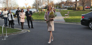 KrP - Miss World Krystyna Pyszková přichází na magistrát v rodném Třinci. (28. března....jpg