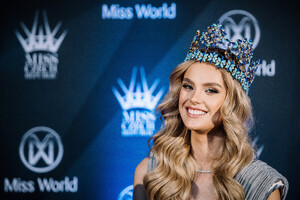 KrP - Modelka Krystyna Pyszková na tiskové konferenci po vítězství na Miss World... (1).jpg