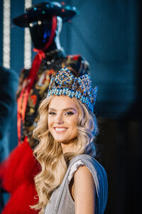 KrP - Modelka Krystyna Pyszková na tiskové konferenci po vítězství na Miss World... (2).jpg