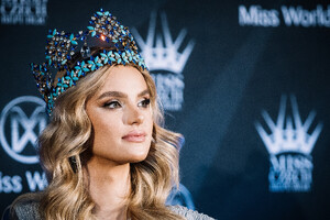 KrP - Modelka Krystyna Pyszková na tiskové konferenci po vítězství na Miss World....jpg