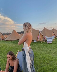 Nog steeds aan het bijkomen van Lowlands net als de helft van NL geloof ik.Dankjewel naar mijn l (1).jpg