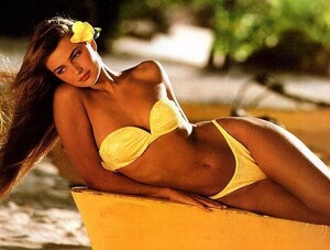 Paulina Porizkova - Bamba Swim [2025.09.23] 2.jpg