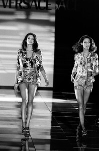 StephanieSeymour_VersaceSS1991_13.jpg