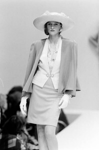 Sylvie Gueguen-MilaSchonSpring-1990-CoutureCollection 10 (1).jpg