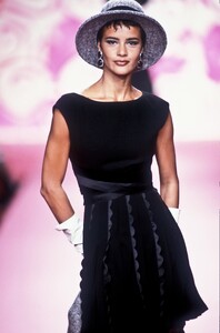 Valentino Couture FW 1991 17.jpg