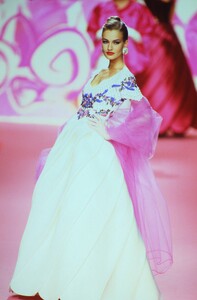 Valentino Couture FW 1991 55.jpg