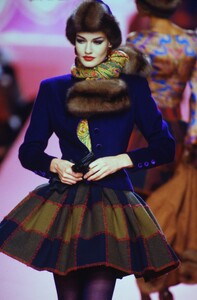 Valentino Couture FW 1991 7.jpg